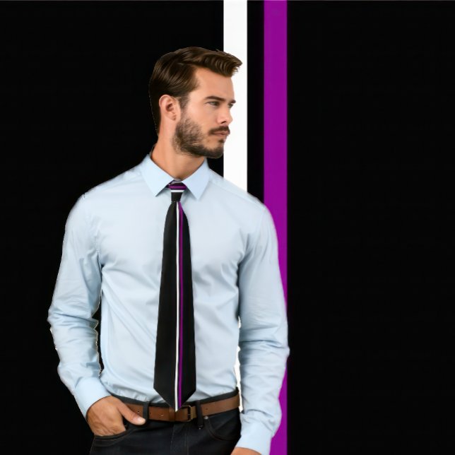Listras Verticais Brancas e Roxas na Gravata Negra (Man wears a tie with 2 thin vertical stripes in purple in white on black.)