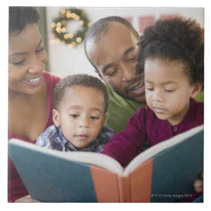 Livro de leitura preto da família junto