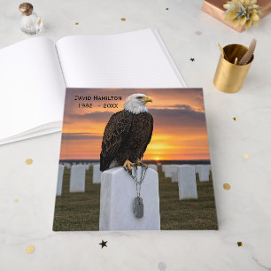 Livro De Visitas Águia-careca em uma lápide com pulseiras de identi