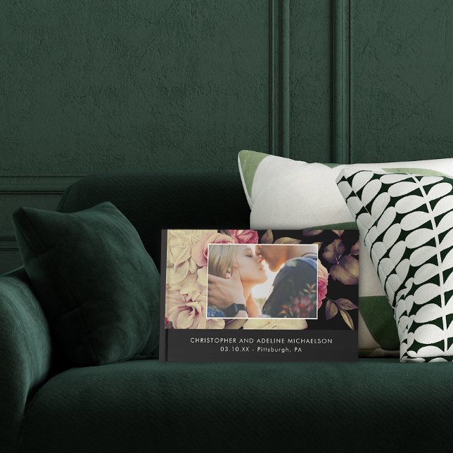 Livro De Visitas Casamento de Fotografia Floral Negra Elegante (Gorgeous wedding guestbook features a lush floral print and your photo with details.)