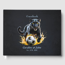 Leopardo negro brincando com um futebol.