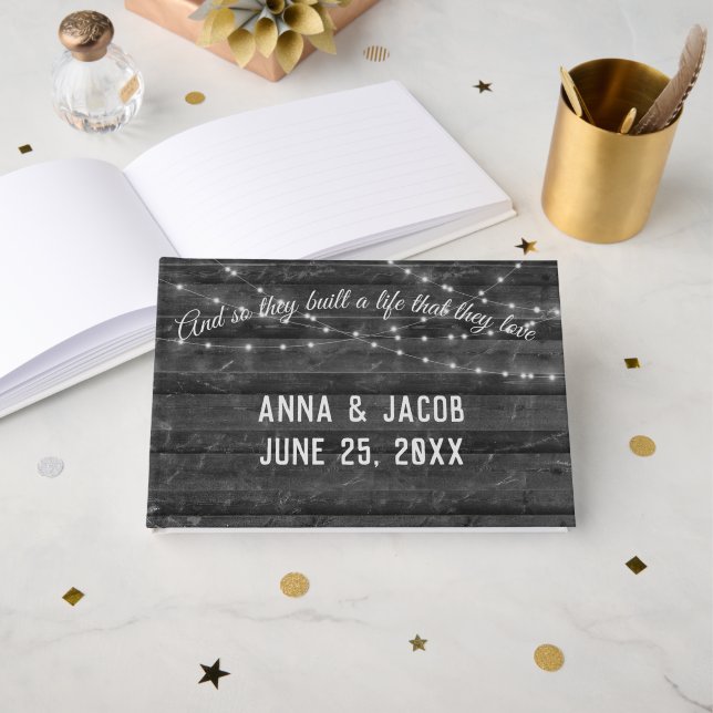 Livro De Visitas Light String On Dark Gray Wood Wedding  (Frente aberta)