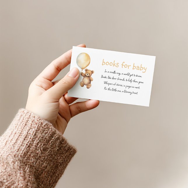 Livros para o cartão de pedido de ursinho fofo par (Teddy bear with gold balloon and “books for baby” poem on white card.)