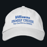 Localização e data personalizadas do Boné de Baseb<br><div class="desc">Cruze em estilo com este boné de baseball personalizado com o seu próprio texto. Atualmente,  lê "Seu nome" Family Cruise e a localização e data do seu cruzeiro. Altere facilmente o texto e essa cor. Excelente para aqueles dias ensolarados no andar de cima!</div>