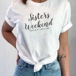 Localização Personalizada da Camiseta das Irmãs no<br><div class="desc">A camisa perfeita para celebrar o fim de semana das suas irmãs. Esteja você comemorando um aniversário, planejando uma mini reunião, festa de solteira ou apenas saindo com suas amigas, esta camisa vai colocar o palco para o melhor fim de semana/viagem de sempre. Personalize adicionando o local e a data...</div>