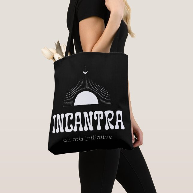 logotipo principal da incantra e bolsa tote estamp (Close Up)