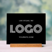 Logotipo retangular branco e preto