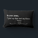 Lombar Almofada de Arremesso "Nos Seus Braços" Script Lov<br><div class="desc">Celebre o amor e a conexão com este design sincero que apresenta a citação atemporal: "Em seus braços, eu encontro minha esperança e meu céu." A combinação de letra elegante e fonte serifada clássica, posta contra um fundo preto, cria uma estética romântica e serena. Um coração delicado e um floreio...</div>