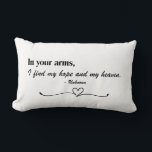 Lombar Almofada de Arremesso "Nos Seus Braços" Script Lov<br><div class="desc">Celebre o amor e a conexão com este design sincero que apresenta a citação atemporal: "Nos seus braços, eu encontro minha esperança e meu céu." A combinação de letra elegante e fonte serifada clássica, posta contra um fundo preto, cria uma estética romântica e serena. Um coração delicado e floreio sublinham...</div>