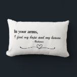 Lombar Almofada de Arremesso "Nos Seus Braços" Script Lov<br><div class="desc">Celebre o amor e a conexão com este design sincero que apresenta a citação atemporal: "Nos seus braços, eu encontro minha esperança e meu céu." A combinação de letra elegante e fonte serifada clássica, posta contra um fundo preto, cria uma estética romântica e serena. Um coração delicado e floreio sublinham...</div>