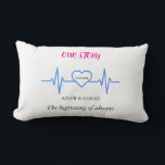 Lombar Almofada de lançamento de batimento cardíaco perso<br><div class="desc">Adicione um toque pessoal ao conforto da sua casa. Esta linda almofada decorativa apresenta o design "Timeline Pulse", exibindo uma linha contínua de ECG elegante que forma um coração geométrico em seu centro. É a combinação perfeita de minimalismo moderno e sentimento sincero.</div>