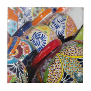Louças mexicanas tradicionais coloridas pintadas à