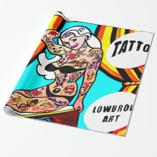 loura com papel de embrulho de arte corporal
