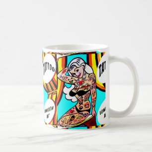 louro com a caneca de café dos tatuagens