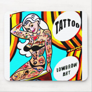 louro com mousepad dos tatuagens