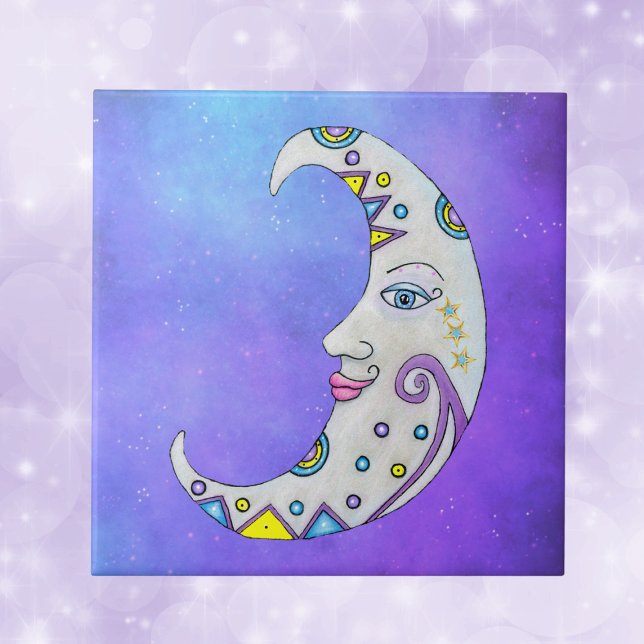 Lua Bonito de cor clara estende céu roxo (Fantasy decorated white crescent moon with face and colourful accents on purple ceramic tile.)