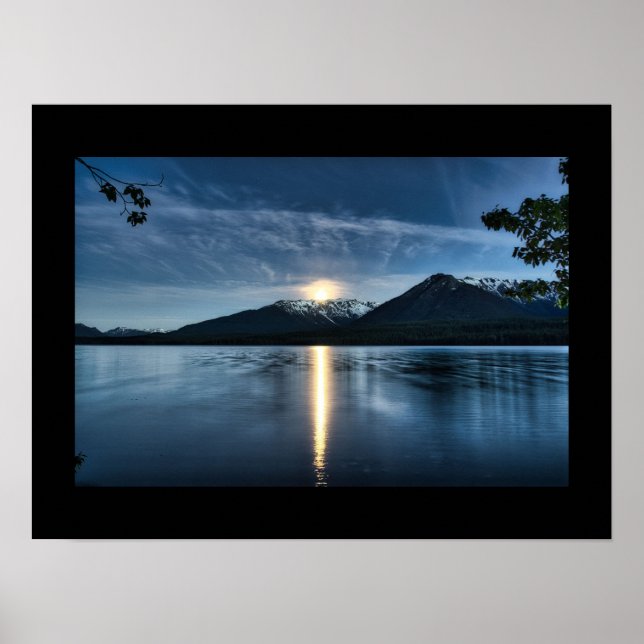 Lua brilhante sobre o lago Poster (Frente)