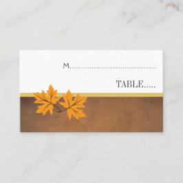 Lugar Folhas de laranja no cartão marrom de escolta de c