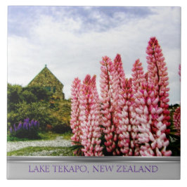 Lupins rosa no lago Tekapo Nova Zelândia