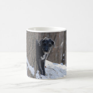 Lurcher atrás de uma árvore - caneca