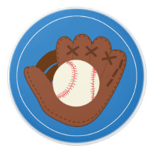 Luva e bola de basebol no azul
