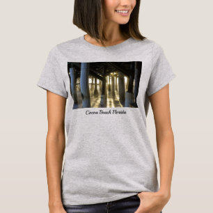Luz ouro Mostra Através Da Camisa T