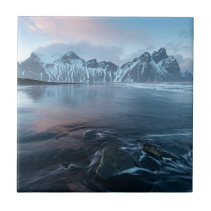 Luz surpreendente em Islândia Stokksnes,