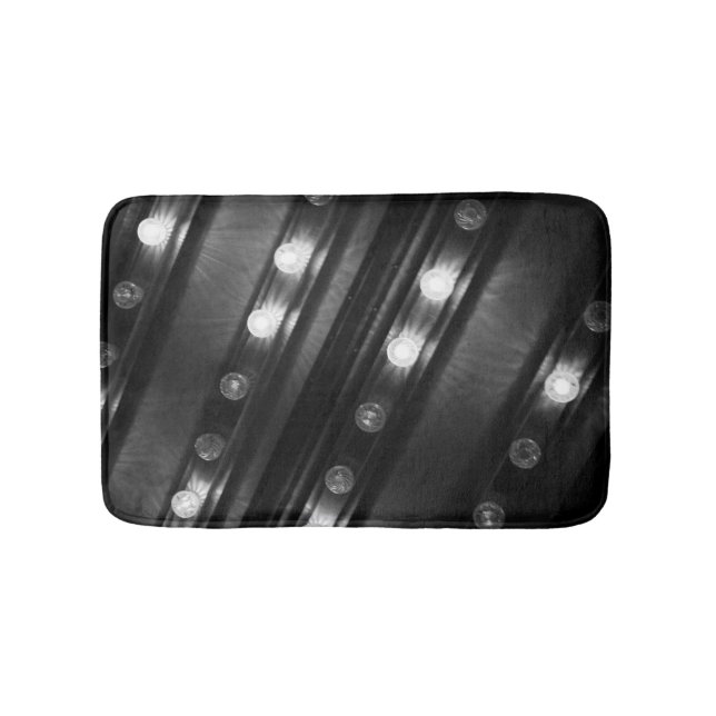 Luzes brancas e pretas brilham tapete (frente)