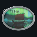 Luzes De Vazamento E Norte<br><div class="desc">Uma imagem ligeiramente estilizada de um navio de longa distância Viking navegando à noite sob as Luzes do Norte ali um casal de icebergs; a maioria da tripulação está dormindo. A leitura de texto "VIKINGAR" (Vikings) também é exibida.</div>