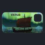 Luzes De Vazamento E Norte<br><div class="desc">Uma imagem ligeiramente estilizada de um navio de longa distância Viking navegando à noite sob as Luzes do Norte ali um casal de icebergs; a maioria da tripulação está dormindo. A leitura de texto "VIKINGAR" (Vikings) também é exibida.</div>
