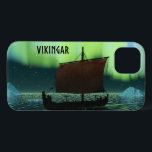 Luzes De Vazamento E Norte<br><div class="desc">Uma imagem ligeiramente estilizada de um navio de longa distância Viking navegando à noite sob as Luzes do Norte ali um casal de icebergs; a maioria da tripulação está dormindo. A leitura de texto "VIKINGAR" (Vikings) também é exibida.</div>