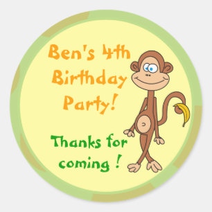 Macaco com etiquetas da festa de aniversário da