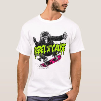 Macaco de camiseta fazendo skate