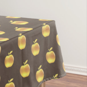 Maçãs douradas em toalha de mesa marrom