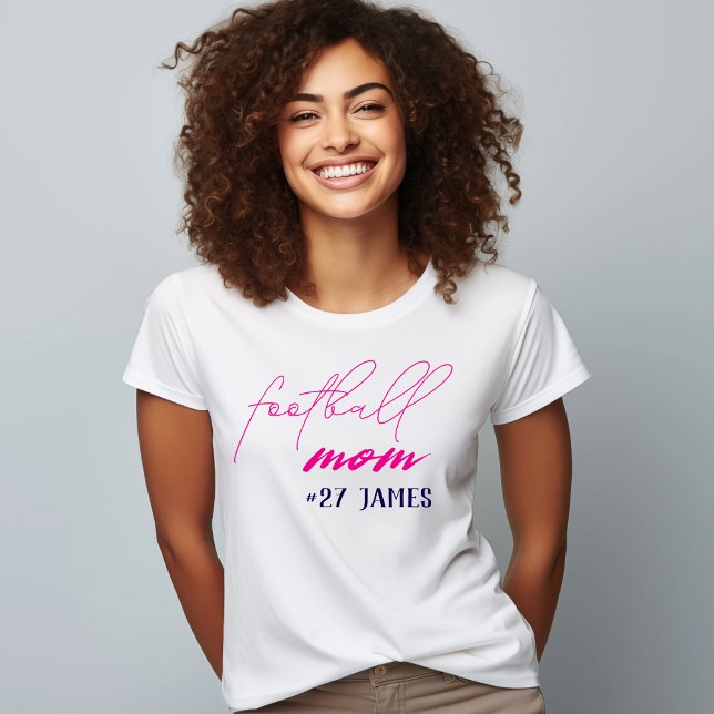 Mãe de Futebol Personalizada (Stylish Football Mom shirt with bold pink lettering. Add player name and jersey number for game day )