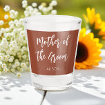 Mãe do Noivo Copo de Shot de Terracota para Casame<br><div class="desc">Saca de Casamento da Mãe do Noivo em Laranja Queimada,  Marrom e Branco / Terracota. Bom para Presentes para as Damas de Honra,  Casamentos,  Grupo da Noiva,  Festa de Despedida de Solteiro,  Jantar de Rehearsal. Confira mais produtos com este design na coleção abaixo.</div>