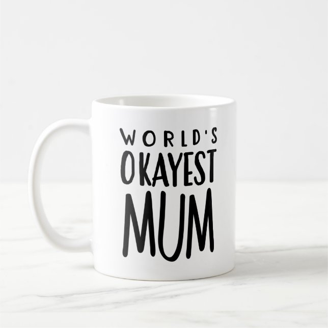 MÃE do Okayest do mundo - caneca de café do chá (Esquerda)
