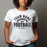 Mãe do time de futebol branco e preto personalizad<br><div class="desc">Personalizado T-Shirt de futebol para Mães - mostrado em White Design apresenta um logotipo de futebol na moda com texto esportivo personalizado. Personalize com o nome do seu jogador de futebol e o número de camisa. As cores de design preto e camisa branca podem ser modificadas.</div>