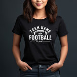 Mãe do time de futebol branco e preto personalizad<br><div class="desc">A camiseta personalizada de futebol para Mães - mostrada no Design preto mostra um logotipo de futebol na moda com texto esportivo personalizado. Personalize com o nome do seu jogador de futebol e o número de camisa. As cores da design branca e da camisa preta podem ser modificadas.</div>