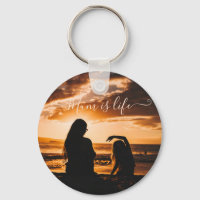 Mãe e filha na chaveiro da praia