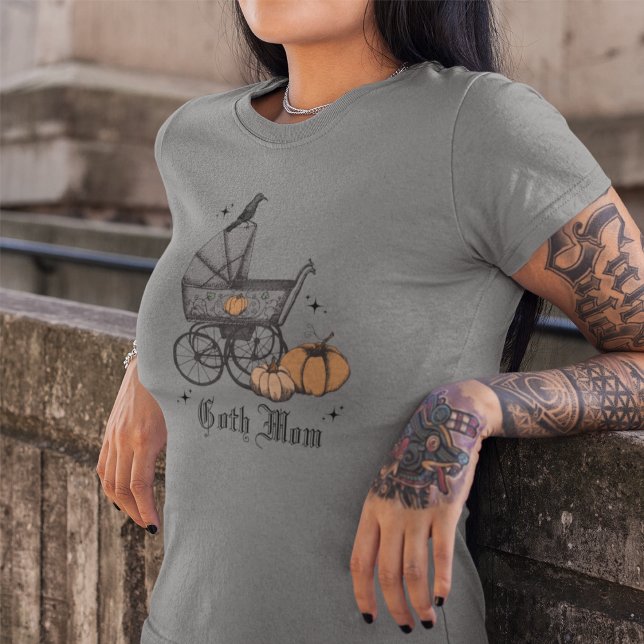 Mãe gótico De Halloween Chá de fraldas De Queda Mã (Goth Mom Gray T-Shirt. Gothic Baby Shower Gift. Hand Drawn Victorian Baby Carriage, Raven, Pumpkins)