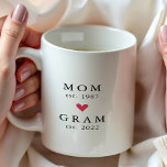 Mãe Moderna | Avó Ano de Fundação. Caneca de Café<br><div class="desc">Design minimalista simplesmente perfeito apresentando ano de fundação como uma Mãe e ano de fundação como uma Avó com um coração vermelho. Um presente incrível que certamente será apreciado por muitos anos.</div>