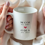 Mãe Moderna | Avó Ano de Fundação. Caneca de Café<br><div class="desc">Design minimalista simplesmente perfeito apresentando ano de fundação como uma Mãe e ano de fundação como uma Avó com um coração vermelho. Um presente incrível que certamente será apreciado por muitos anos.</div>