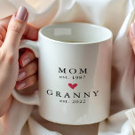 Mãe Moderna | Avó Ano de Fundação. Caneca de Café<br><div class="desc">Design minimalista simplesmente perfeito apresentando ano de fundação como uma Mãe e ano de fundação como uma Avó com um coração vermelho. Um presente incrível que certamente será apreciado por muitos anos.</div>