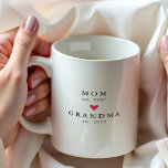 Mãe Moderna | Avó Ano de Fundação. Caneca de Café<br><div class="desc">Design minimalista simplesmente perfeito apresentando ano de fundação como Mãe e ano de fundação como Avó com um coração vermelho. Um presente incrível que certamente será apreciado por muitos anos.</div>