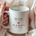 Mãe Moderna | Avó Ano de Nascimento Caneca de Café<br><div class="desc">Design minimalista simplesmente perfeito apresentando ano de nascimento como uma Mãe e ano de nascimento como uma Avó com um coração vermelho. Um presente maravilhoso que certamente será apreciado por muitos anos.</div>