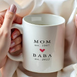Mãe Moderna | Baba Ano de Fundação. Caneca de Café<br><div class="desc">Design minimalista simplesmente perfeito apresentando ano de fundação como uma Mãe e ano de fundação como uma Baba com um coração vermelho. Um presente maravilhoso que certamente será apreciado por muitos anos.</div>