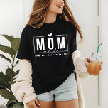 Mãe Modo Engraçado Simples Tipografia de Script Mo<br><div class="desc">Mãe Modo Engraçado Simples Típica de Script Moderno Simples Cardíaco Moda das Mulheres Cima de Camisas T apresenta o texto "Modo Mãe o dia todo" em uma divertida tisa tipografia de script moderno realçada com um coração bonito. Perfeito como presente para a mãe no aniversário, Natal, Dia de as mães...</div>