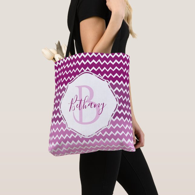 Magenta Chevron Personalizado Tote Bag (Close Up)