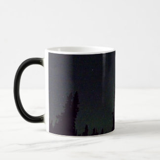 Mágica Aurora boreal bonita que Morphing a caneca